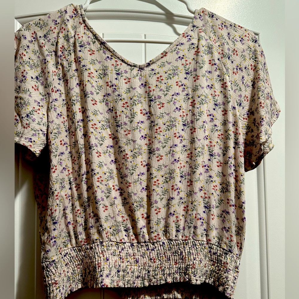 Cropped light weight blouse.